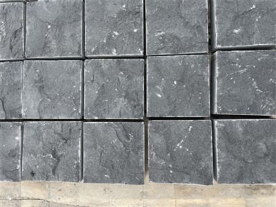 Auffahrt aus schwarzem Basalt