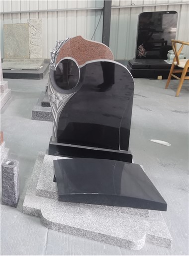 Grabstein aus schwarzem Granit