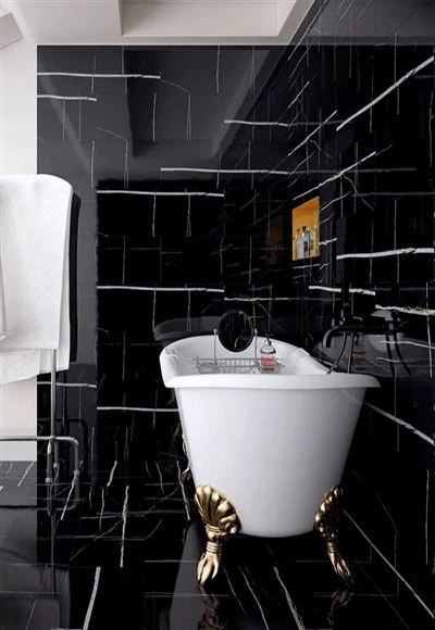 Badezimmer mit Marmorfliesenwand