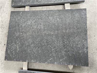 Schwarze Basaltsteinfliese