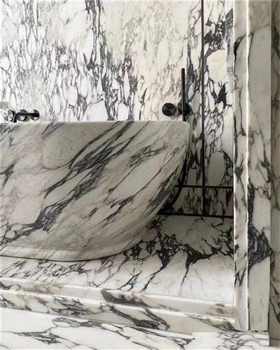 Marmorfliesen auf Badezimmerboden