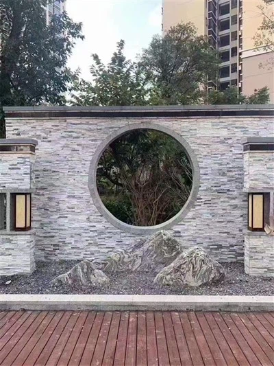 Außenhaus aus gestapeltem Stein